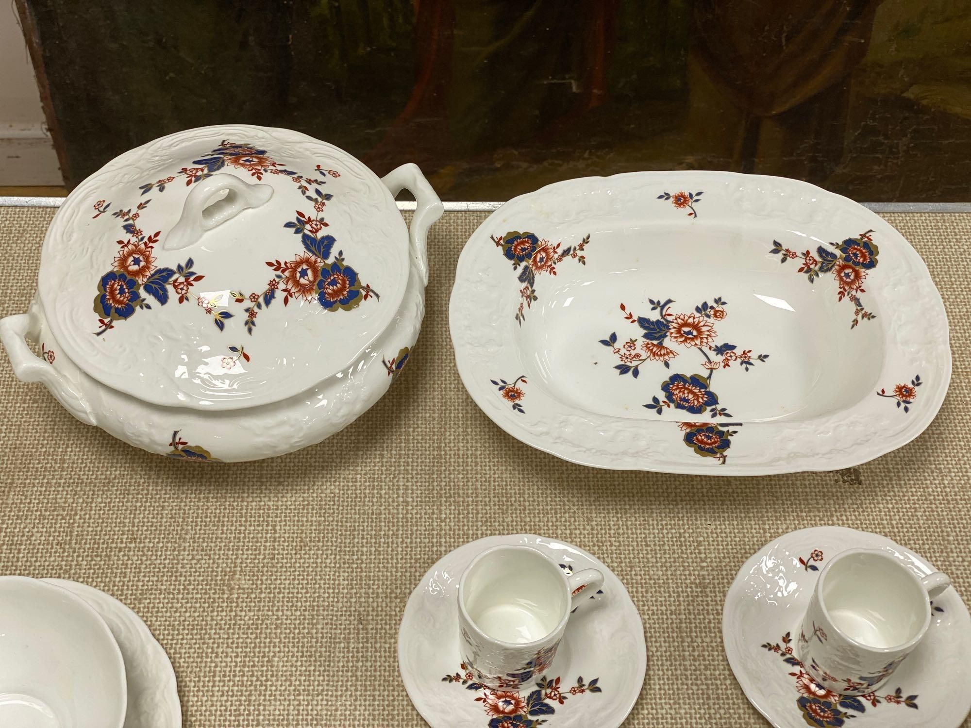 A Coalport St Louis pattern dinner service (8)